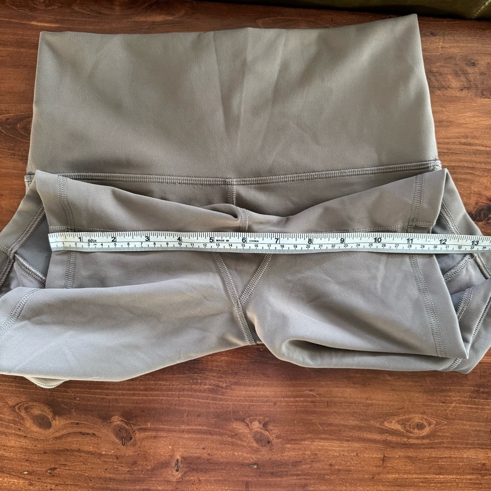 lululemon athletica align shorts with pocket size 6 - LIKE NEW - Picture 4 of 8